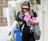 Ellen Pompeo a les bras bien chargés (4 septembre 2009, Los Angeles)
