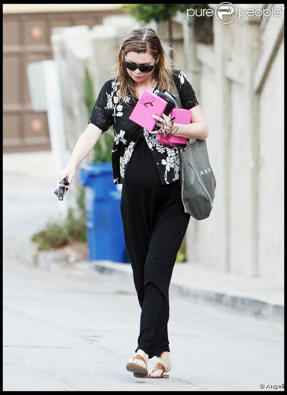 Ellen Pompeo a les bras bien chargés (4 septembre 2009, Los Angeles)