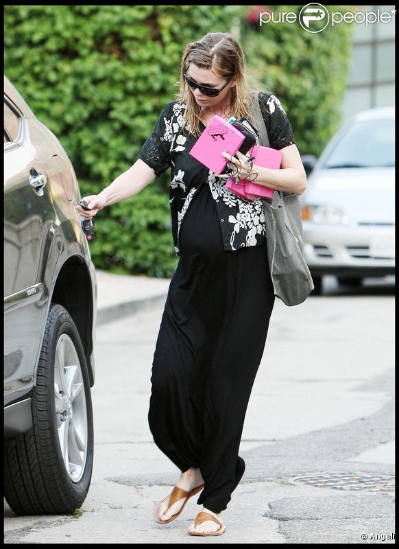 Ellen Pompeo a les bras bien chargés (4 septembre 2009, Los Angeles)
