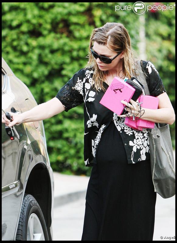 Ellen Pompeo a les bras bien chargés (4 septembre 2009, Los Angeles)