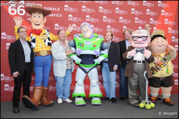 John Lasseter, entouré des personnages de ses grands succès, honoré d'un Lion d'Or, lors du 66e Festival de Venise, le 6 septembre 2009 !