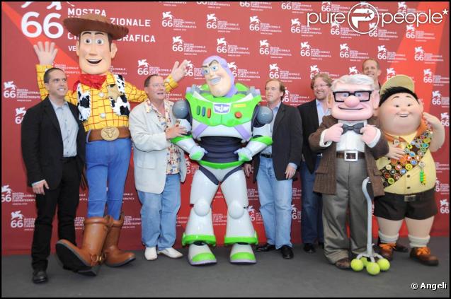 John Lasseter, entouré des personnages de ses grands succès, honoré d'un Lion d'Or, lors du 66e Festival de Venise, le 6 septembre 2009 !