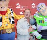 John Lasseter, entre Woody et Buzz l'Eclair, honoré d'un Lion d'Or, lors du 66e Festival de Venise, le 6 septembre 2009 !