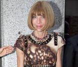 Anna Wintour dans une petite robe marron et crème aux coutures très innovantes. 