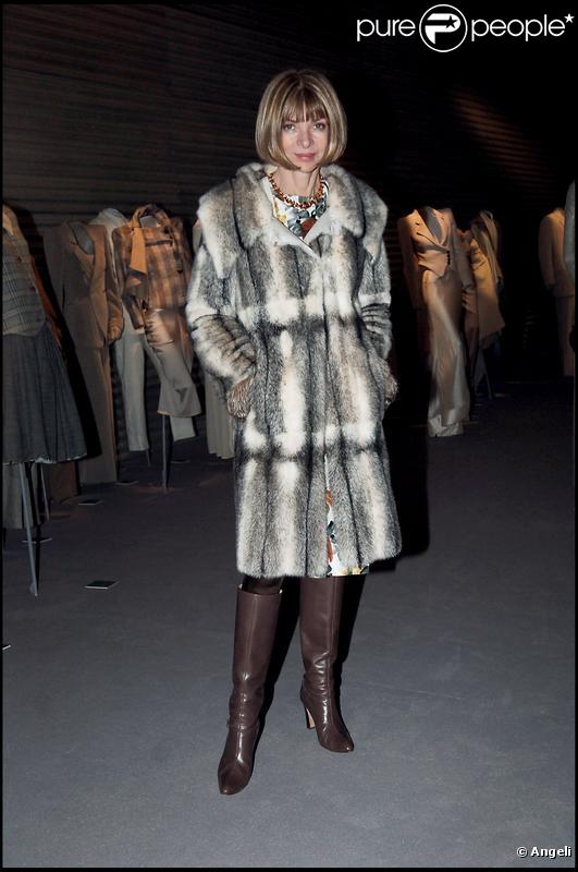 Anna Wintour dans un manteau tout en fourrure à l'inauguration de la nouvelle collection de prêt-à-porter Giorgio Armani, le 19 février 2007 