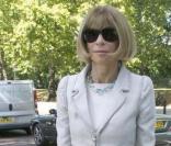 Anna Wintour ultra raffinée dans ce tailleur blanc, à Londres le 18 septembre 2007 