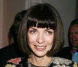 Anna Wintour, toujours aussi brune intense, lors d'une exposition à Londres, le 30 janvier 2002 