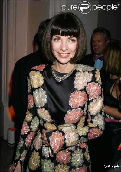Anna Wintour, toujours aussi brune intense, lors d'une exposition à Londres, le 30 janvier 2002 