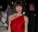 Anan Wintour, sublime en brunette, dans une élégante robe de soirée rouge, le 18 septembre 2002 