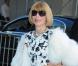 Anna Wintour toute pimpante dans sa robe moulante noire et blanche, rehaussée d'une petite veste tout en fourrure blanche... Le 15 juin 2009 