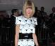 Anna Wintour arrive au gala du Costume Institute à New York, toujours avec cette impression de porter un poid énorme sur ses épaules... Sa robe est plutôt jolie et surtout très originale ! 