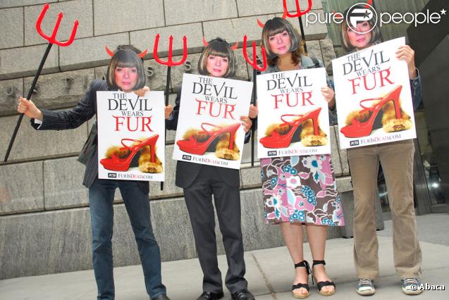Des membres de la PETA qui manifestent contre Anna Wintour et son goût très prononcé pour la fourrure... 