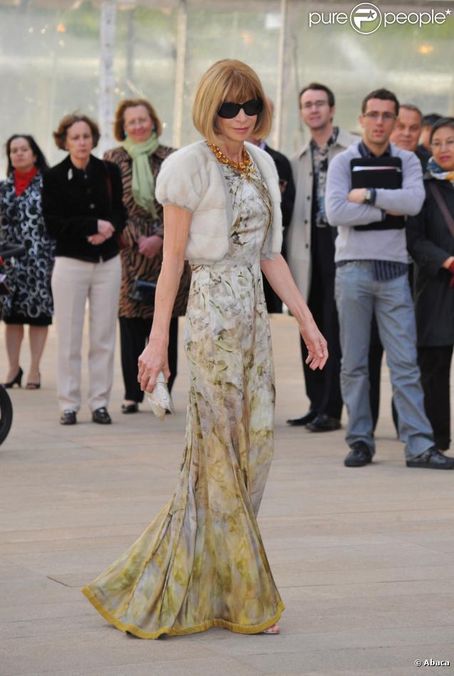Anna Wintour, très chic dans une longuissime robe parée d'un petit boléro en fourrure. 