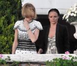 Anna, ici avec Stella McCartney, ne s'est pas gênée pour porter une robe qu'elle avait déjà arborée un mois auparavant à la Fashion Week de Milan, au mariage de Salma Hayek et François-Henri Pinault, le 25 avril 2009.  