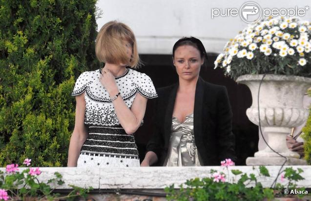 Anna, ici avec Stella McCartney, ne s'est pas gênée pour porter une robe qu'elle avait déjà arborée un mois auparavant à la Fashion Week de Milan, au mariage de Salma Hayek et François-Henri Pinault, le 25 avril 2009.  