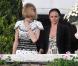 Anna, ici avec Stella McCartney, ne s'est pas gênée pour porter une robe qu'elle avait déjà arborée un mois auparavant à la Fashion Week de Milan, au mariage de Salma Hayek et François-Henri Pinault, le 25 avril 2009.  