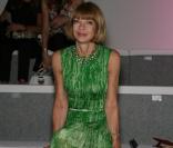 Anna Wintour au défilé Versace, ravissante dans cette jolie robe acidulée, le 21 juin 2008 à Milan