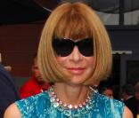 Anna Wintour à l'US Open, le 25 août 2008 à New York ! Mais, mais c'est la robe qu'elle portait à la première de  Sex and The City  ?!! A noter qu'elle l'a aussi en vert... 