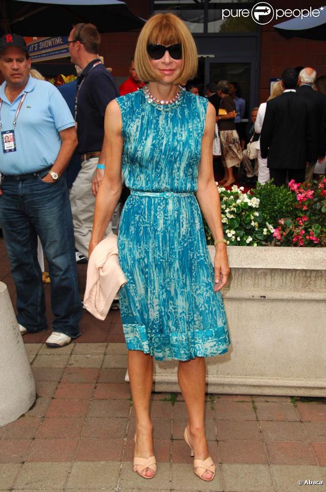 Anna Wintour à l'US Open, le 25 août 2008 à New York ! Mais, mais c'est la robe qu'elle portait à la première de  Sex and The City  ?!! A noter qu'elle l'a aussi en vert... 