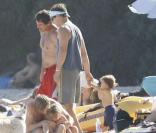 Matthew McConaughey et Camila Alves s'amusent avec leur petit Levi sur la plage de Malibu le 7 septembre 2009