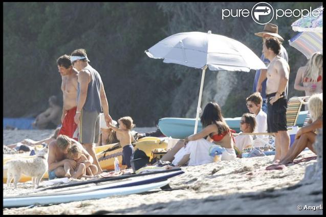 Matthew McConaughey et Camila Alves s'amusent avec leur petit Levi sur la plage de Malibu le 7 septembre 2009