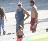Matthew McConaughey et Camila Alves s'amusent avec leur petit Levi sur la plage de Malibu le 7 septembre 2009