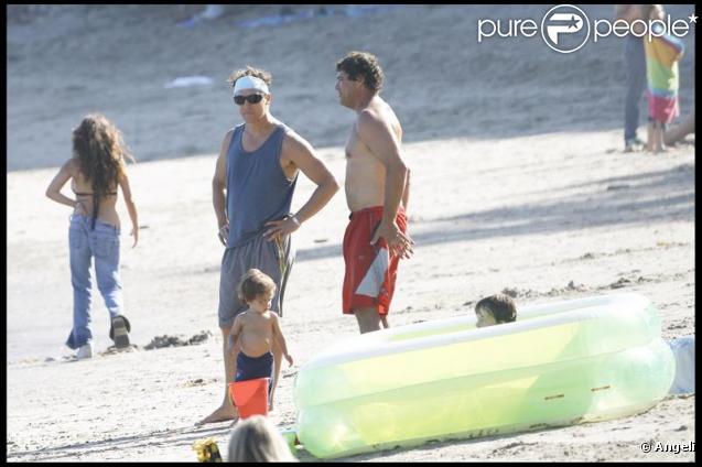 Matthew McConaughey et Camila Alves s'amusent avec leur petit Levi sur la plage de Malibu le 7 septembre 2009