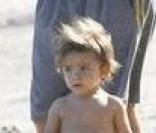 Matthew McConaughey et Camila Alves s'amusent avec leur petit Levi sur la plage de Malibu le 7 septembre 2009