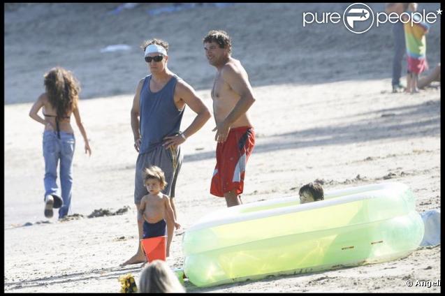 Matthew McConaughey et Camila Alves s'amusent avec leur petit Levi sur la plage de Malibu le 7 septembre 2009
