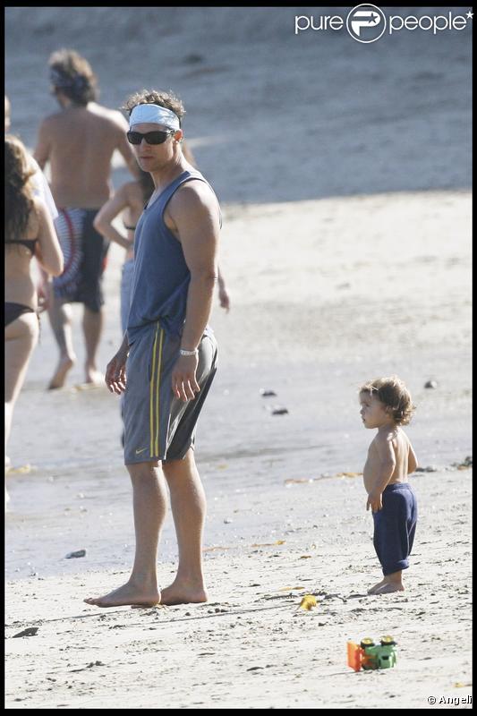 Matthew McConaughey et Camila Alves s'amusent avec leur petit Levi sur la plage de Malibu le 7 septembre 2009