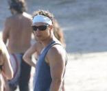 Matthew McConaughey et Camila Alves s'amusent avec leur petit Levi sur la plage de Malibu le 7 septembre 2009
