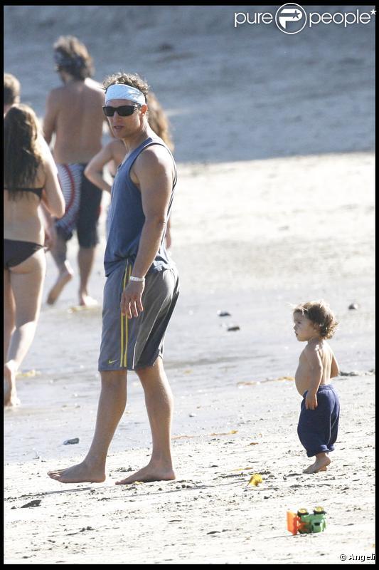 Matthew McConaughey et Camila Alves s'amusent avec leur petit Levi sur la plage de Malibu le 7 septembre 2009