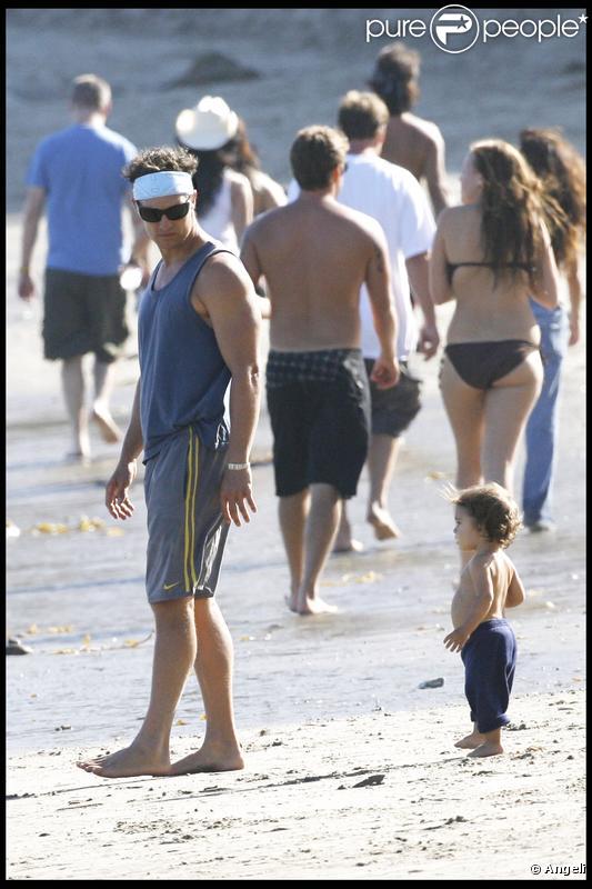 Matthew McConaughey et Camila Alves s'amusent avec leur petit Levi sur la plage de Malibu le 7 septembre 2009