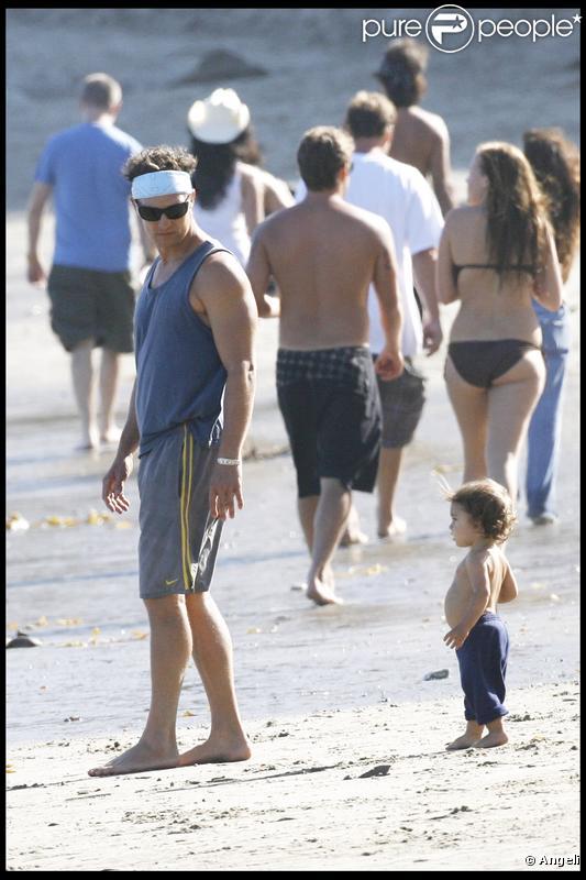 Matthew McConaughey et Camila Alves s'amusent avec leur petit Levi sur la plage de Malibu le 7 septembre 2009