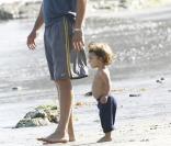 Matthew McConaughey et Camila Alves s'amusent avec leur petit Levi sur la plage de Malibu le 7 septembre 2009