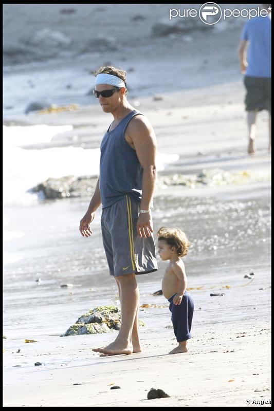 Matthew McConaughey et Camila Alves s'amusent avec leur petit Levi sur la plage de Malibu le 7 septembre 2009