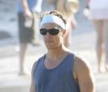 Matthew McConaughey, Camila Alves et leur petit Levi profitent du soleil en famille sur la plage de Malibu le 7 septembre 2009