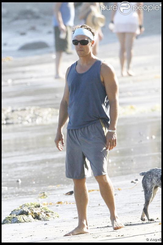 Matthew McConaughey, Camila Alves et leur petit Levi profitent du soleil en famille sur la plage de Malibu le 7 septembre 2009