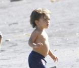 Matthew McConaughey, Camila Alves et leur petit Levi profitent du soleil en famille sur la plage de Malibu le 7 septembre 2009
