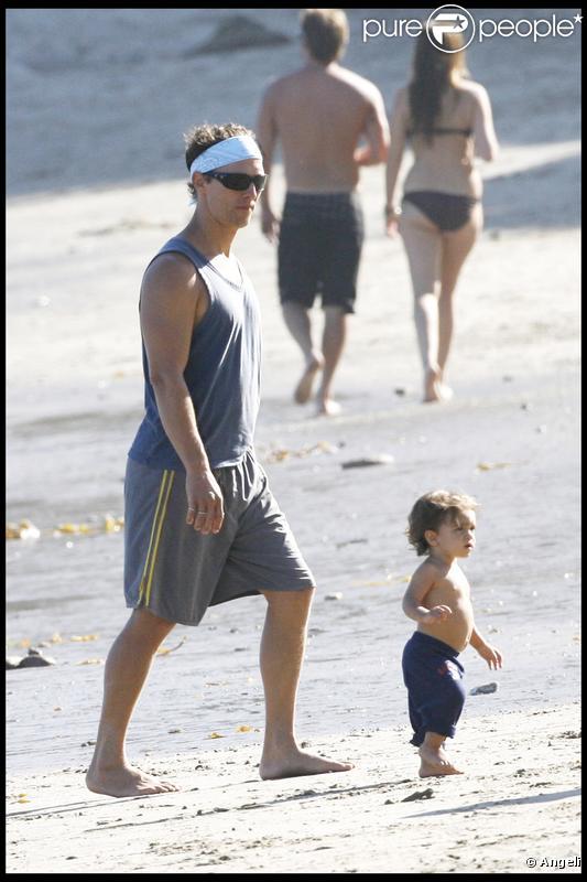 Matthew McConaughey, Camila Alves et leur petit Levi profitent du soleil en famille sur la plage de Malibu le 7 septembre 2009