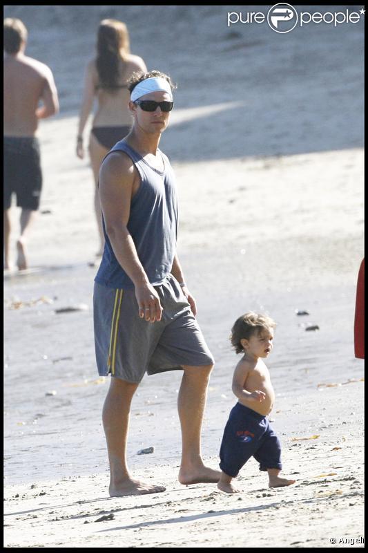 Matthew McConaughey, Camila Alves et leur petit Levi profitent du soleil en famille sur la plage de Malibu le 7 septembre 2009