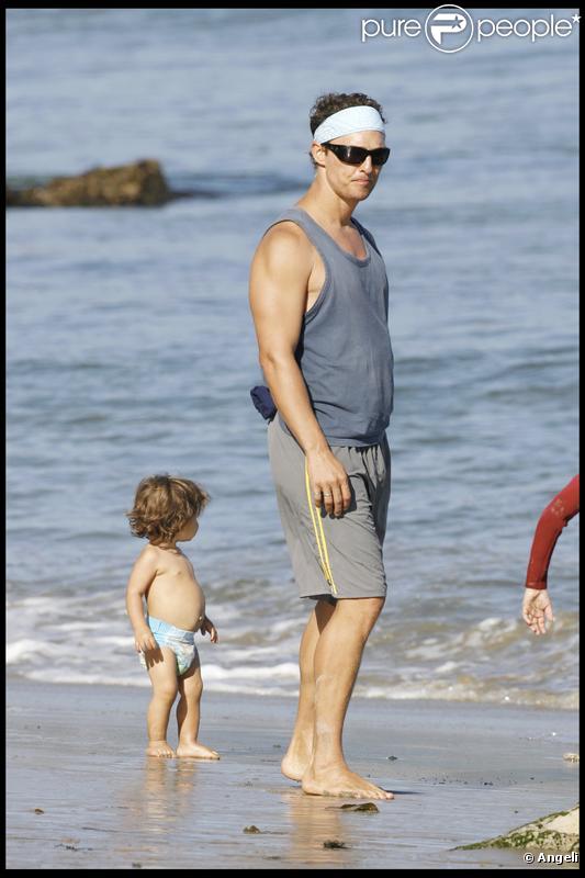 Matthew McConaughey, Camila Alves et leur petit Levi profitent du soleil en famille sur la plage de Malibu le 7 septembre 2009