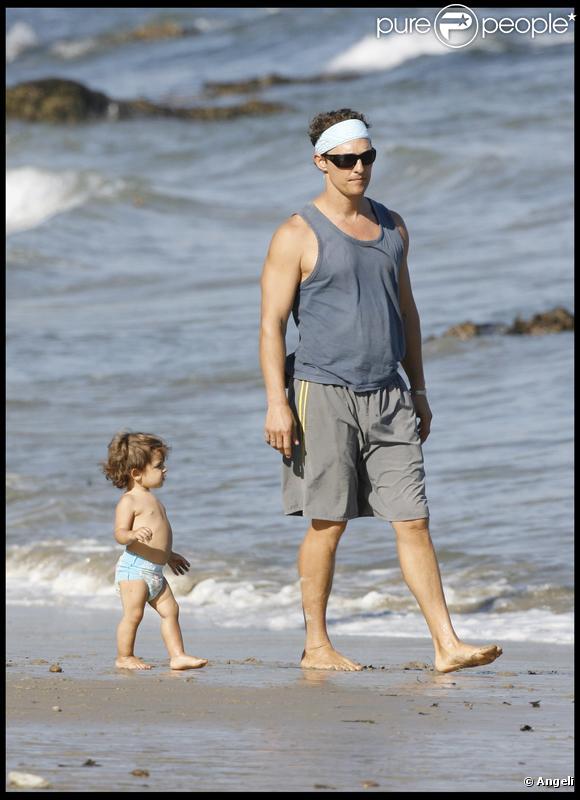 Matthew McConaughey, Camila Alves et leur petit Levi profitent du soleil en famille sur la plage de Malibu le 7 septembre 2009