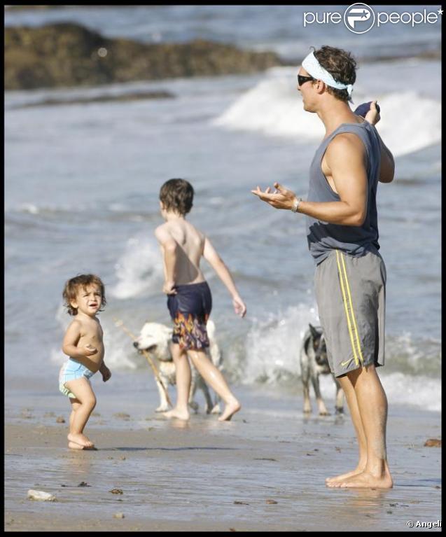 Matthew McConaughey, Camila Alves et leur petit Levi profitent du soleil en famille sur la plage de Malibu le 7 septembre 2009