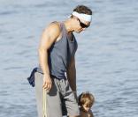 Matthew McConaughey, Camila Alves et leur petit Levi profitent du soleil en famille sur la plage de Malibu le 7 septembre 2009