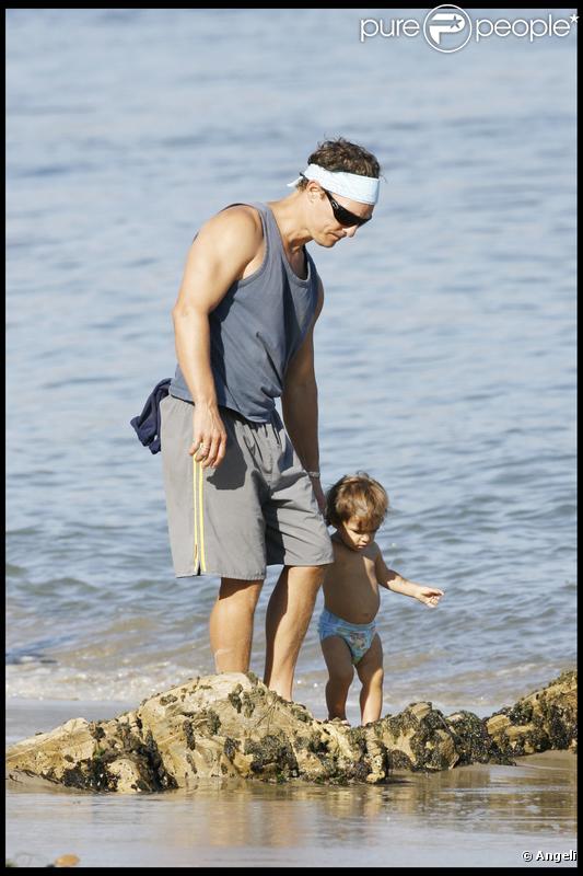 Matthew McConaughey, Camila Alves et leur petit Levi profitent du soleil en famille sur la plage de Malibu le 7 septembre 2009