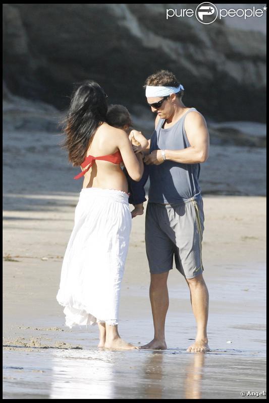 Matthew McConaughey, Camila Alves et leur petit Levi profitent du soleil en famille sur la plage de Malibu le 7 septembre 2009