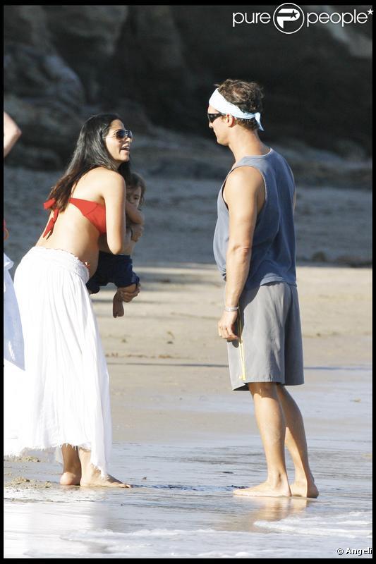 Matthew McConaughey, Camila Alves et leur petit Levi profitent du soleil en famille sur la plage de Malibu le 7 septembre 2009