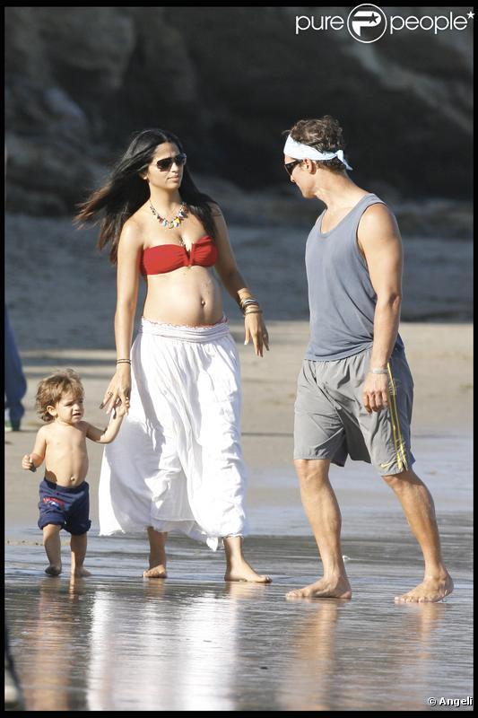 Matthew McConaughey, Camila Alves et leur petit Levi profitent du soleil en famille sur la plage de Malibu le 7 septembre 2009