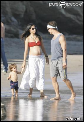 Matthew McConaughey, Camila Alves et leur petit Levi profitent du soleil en famille sur la plage de Malibu le 7 septembre 2009